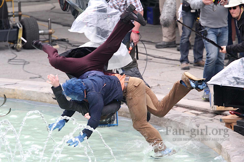 Illustration for article titled Set photos reveal epic fight scenes in X-Men and Captain America 2!